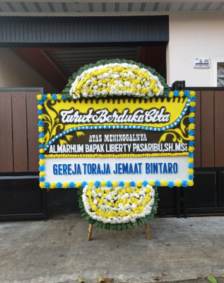 Papan Bunga Duka di Kali Anyar