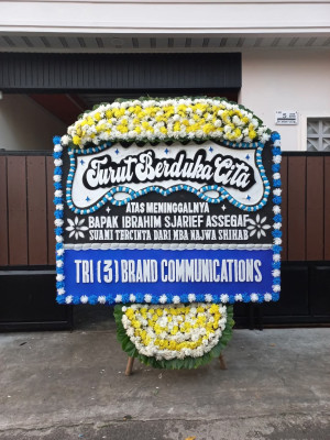 Papan Bunga Duka di Kali Anyar